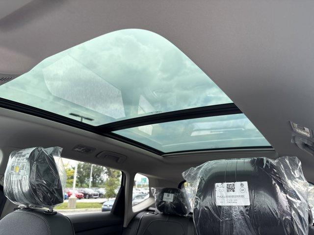 Photo of 2025 Pure White W/Deep Black Roof Volkswagen Taos