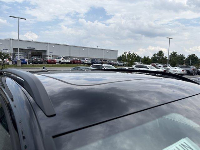 Photo of 2025 Pure White W/Deep Black Roof Volkswagen Taos