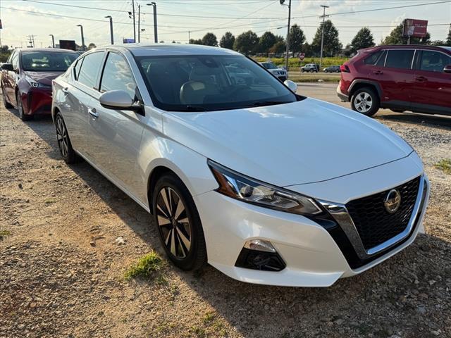 Photo of 2019 White Nissan Altima