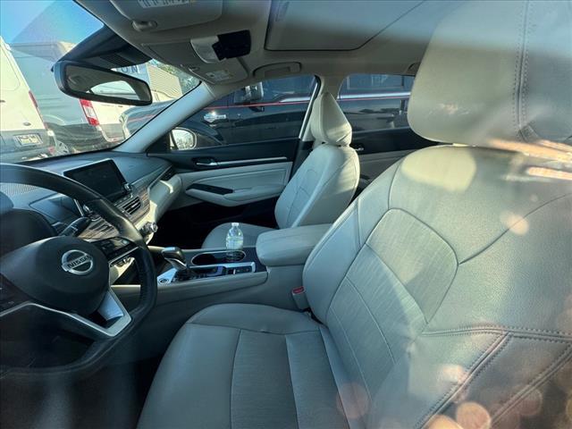 Photo of 2019 White Nissan Altima