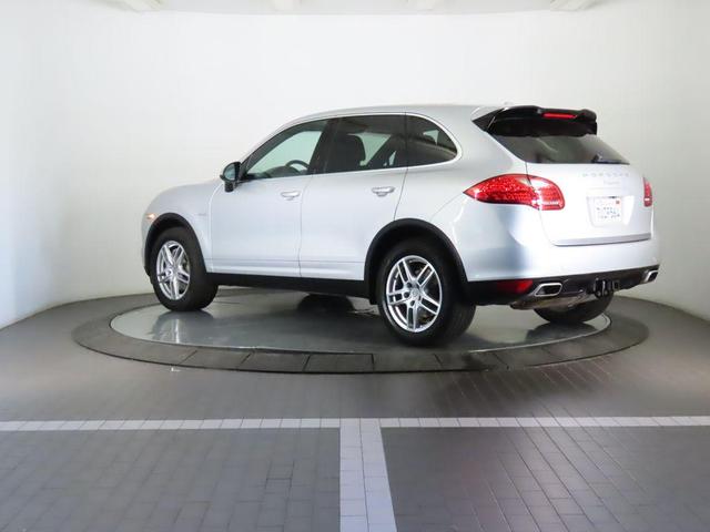 Photo of 2014 Classic Silver Metallic Porsche Cayenne