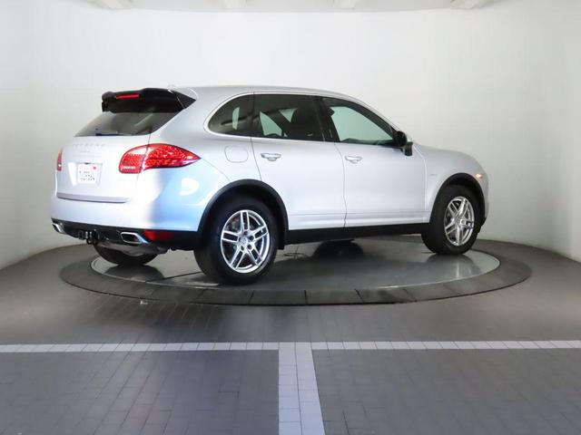 Photo of 2014 Classic Silver Metallic Porsche Cayenne
