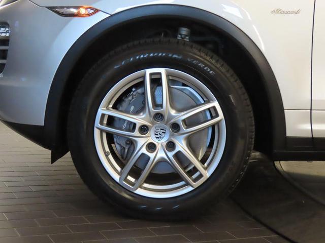 Photo of 2014 Classic Silver Metallic Porsche Cayenne