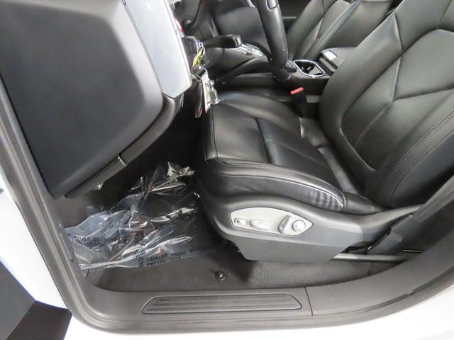 Photo of 2014 Classic Silver Metallic Porsche Cayenne