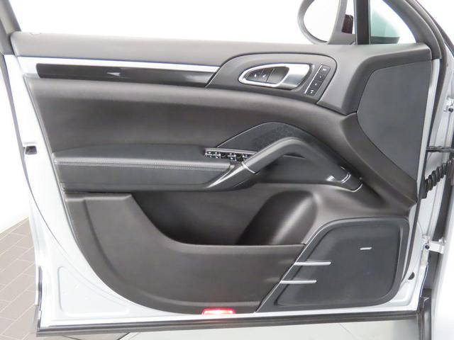 Photo of 2014 Classic Silver Metallic Porsche Cayenne