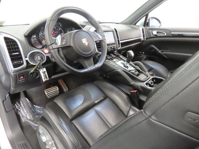 Photo of 2014 Classic Silver Metallic Porsche Cayenne