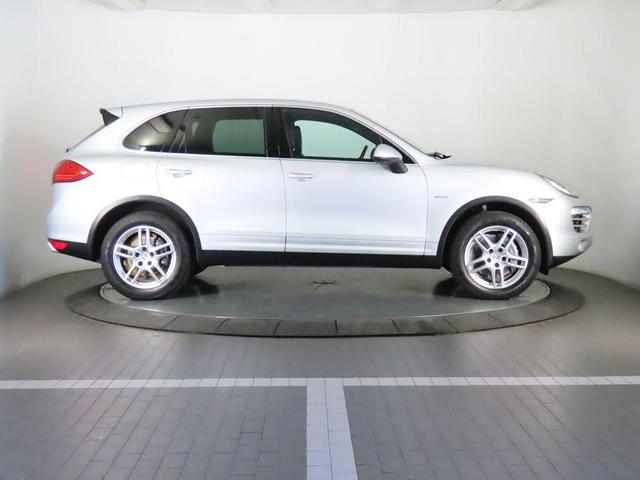 Photo of 2014 Classic Silver Metallic Porsche Cayenne