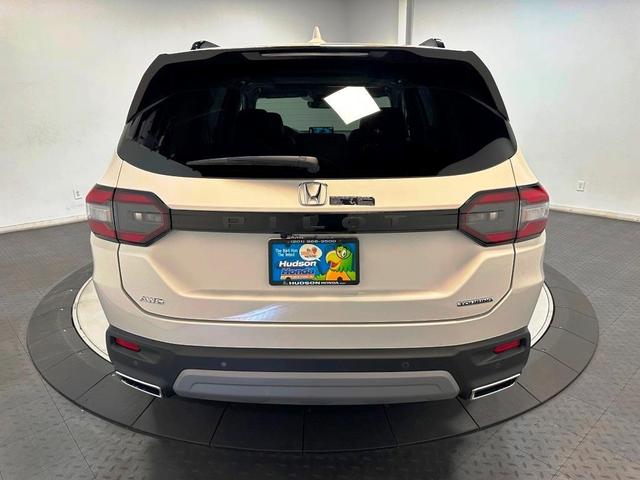 Photo of 2025 Platinum White Pearl Honda Pilot