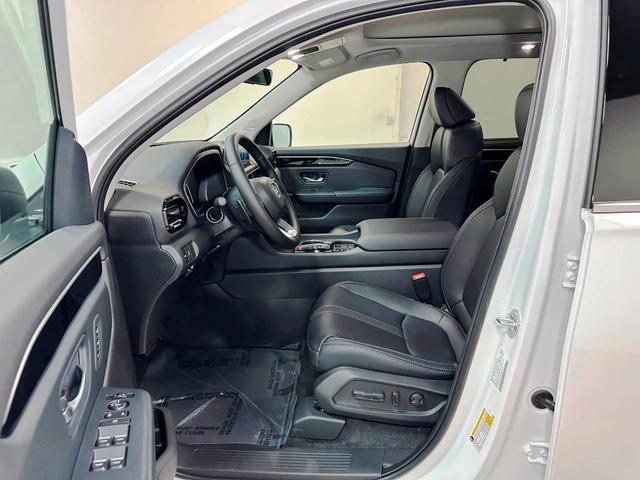 Photo of 2025 Platinum White Pearl Honda Pilot