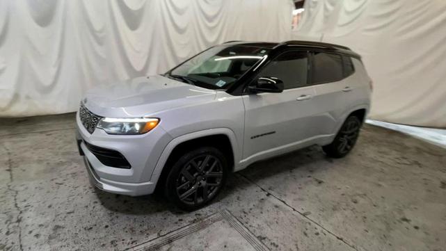 Photo of 2024 Silver Zynith Jeep Compass