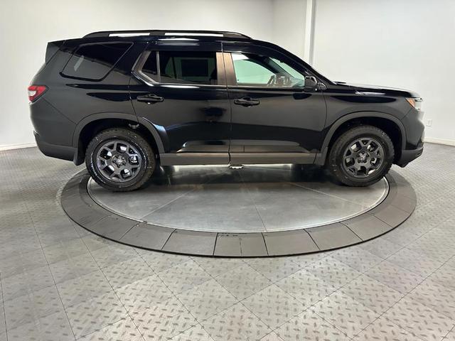Photo of 2025 Crystal Black Pearl Honda Pilot
