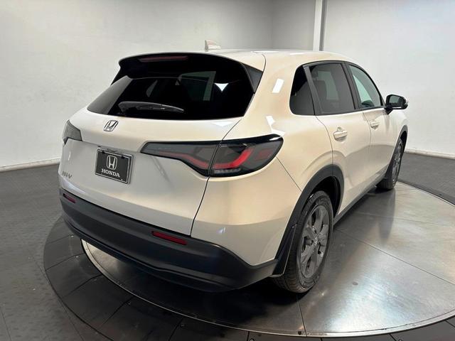 Photo of 2026 Platinum White Pearl Honda HR-V
