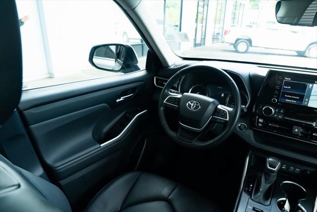 Photo of 2022 Celestial Silver Metallic Toyota Highlander