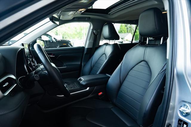 Photo of 2022 Celestial Silver Metallic Toyota Highlander