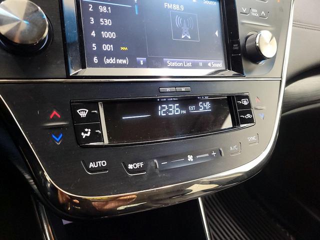 Photo of 2018 White Toyota Avalon