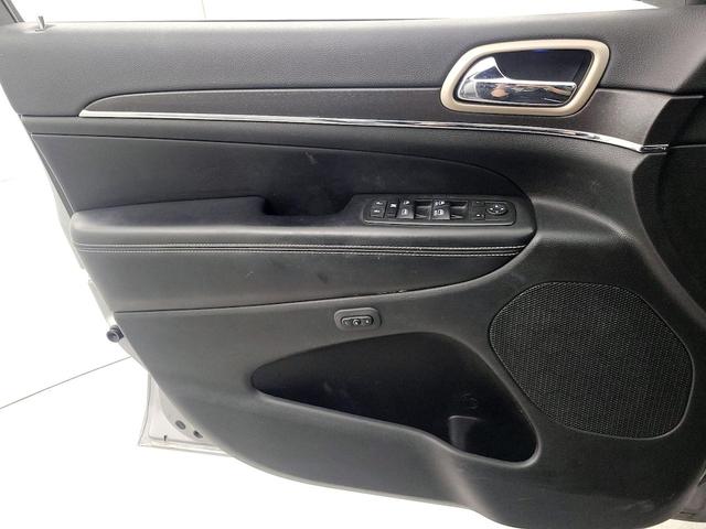 Photo of 2015 Silver Jeep Grand Cherokee