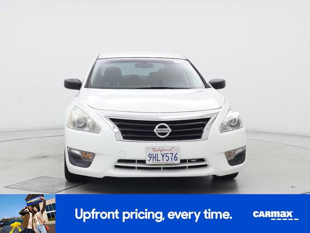 Photo of 2015 White Nissan Altima