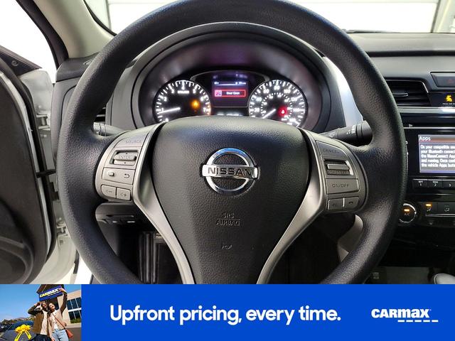 Photo of 2015 White Nissan Altima