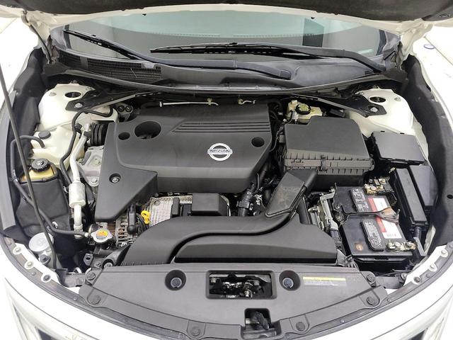 Photo of 2015 White Nissan Altima