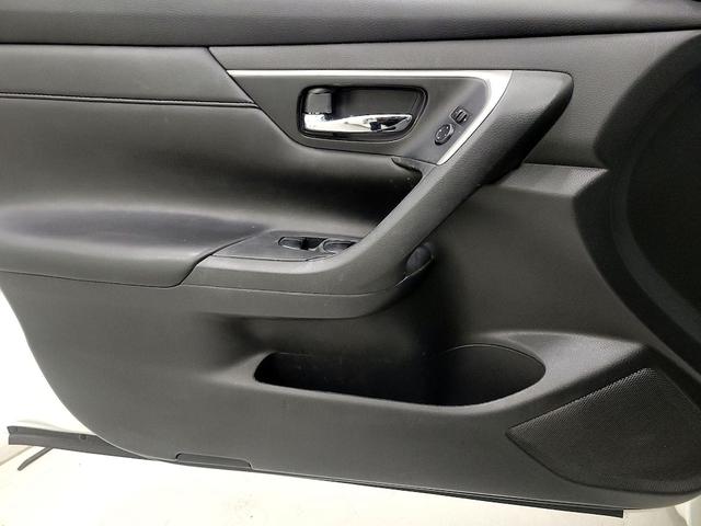 Photo of 2015 White Nissan Altima