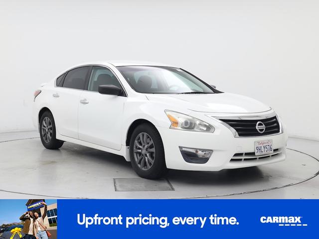 Photo of 2015 White Nissan Altima