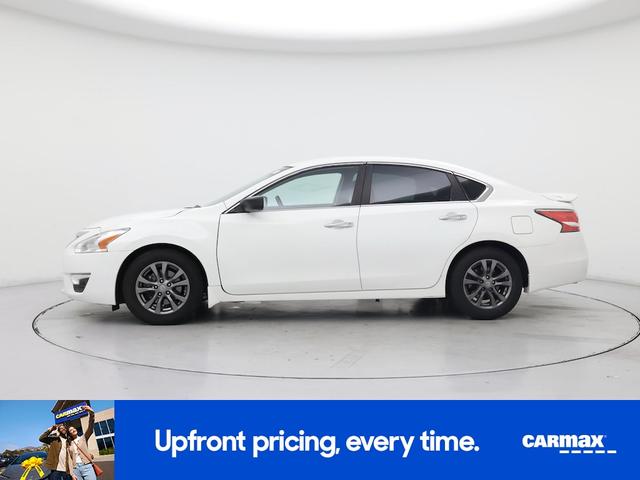 Photo of 2015 White Nissan Altima