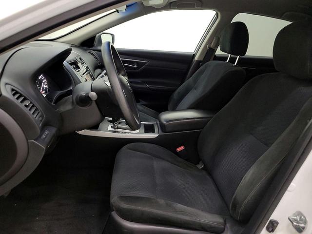Photo of 2015 White Nissan Altima