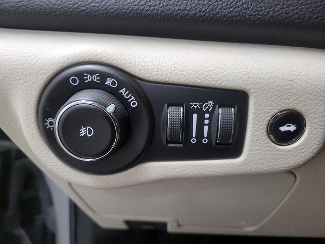 Photo of 2015 Silver Chrysler 200