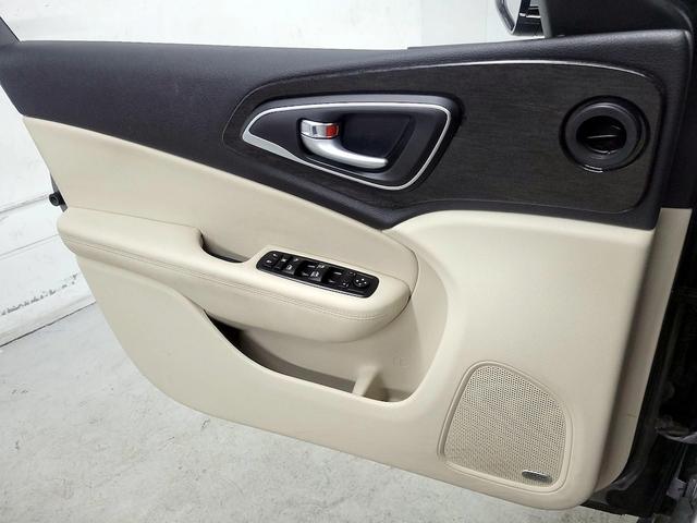 Photo of 2015 Silver Chrysler 200
