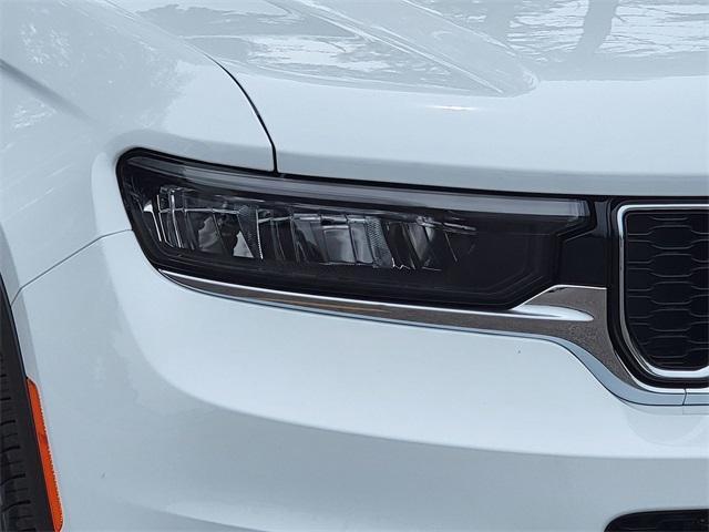 Photo of 2025 Bright White Clearcoat Jeep Grand Cherokee L