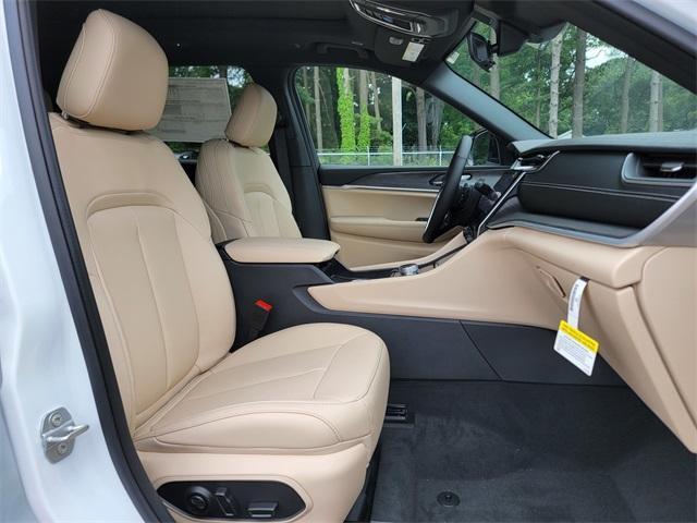 Photo of 2025 Bright White Clearcoat Jeep Grand Cherokee L