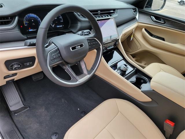 Photo of 2025 Bright White Clearcoat Jeep Grand Cherokee L
