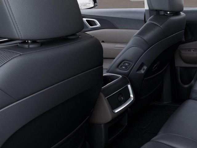Photo of 2025 Ceramic Silver Kia Carnival