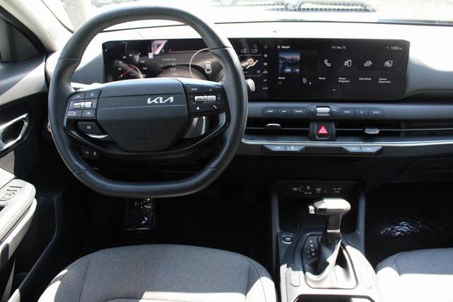 Photo of 2025 Snow White Pearl Kia K4