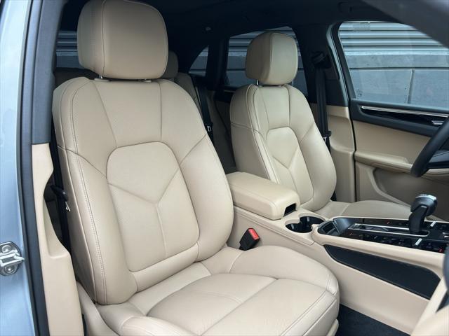 Photo of 2025 Dolomite Silver Metallic Porsche Macan