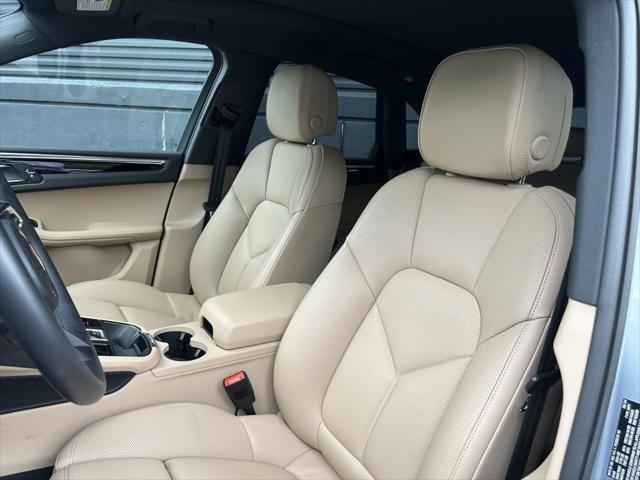 Photo of 2025 Dolomite Silver Metallic Porsche Macan