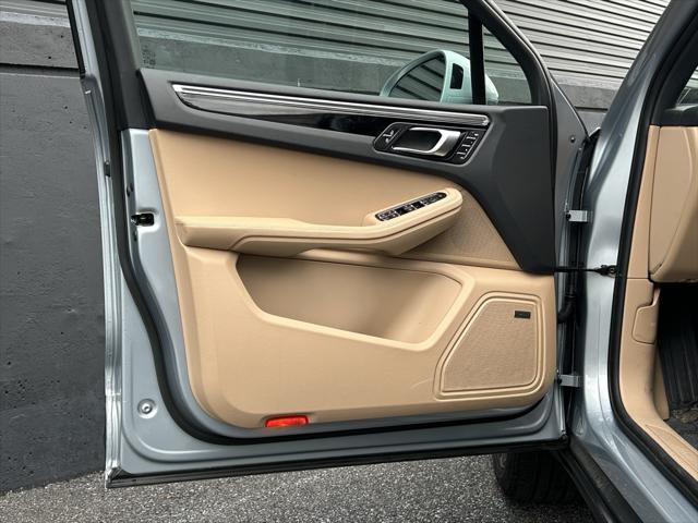 Photo of 2025 Dolomite Silver Metallic Porsche Macan