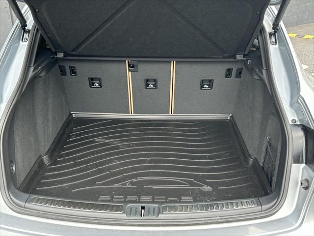 Photo of 2025 Dolomite Silver Metallic Porsche Macan