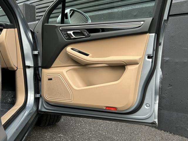 Photo of 2025 Dolomite Silver Metallic Porsche Macan