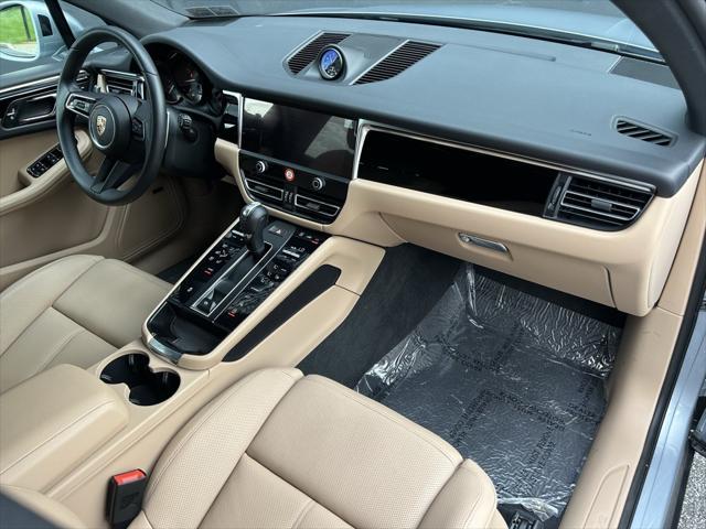 Photo of 2025 Dolomite Silver Metallic Porsche Macan