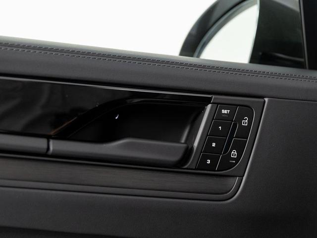 Photo of 2025 Quartzite Grey Metallic Porsche Cayenne