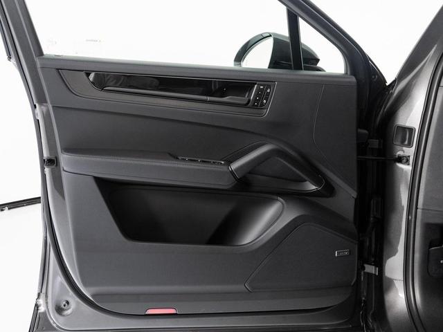 Photo of 2025 Quartzite Grey Metallic Porsche Cayenne