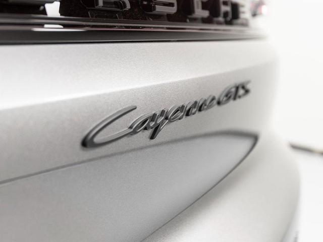 Photo of 2025 Quartzite Grey Metallic Porsche Cayenne