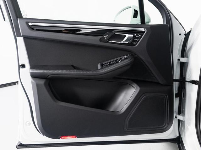 Photo of 2025 White Porsche Macan