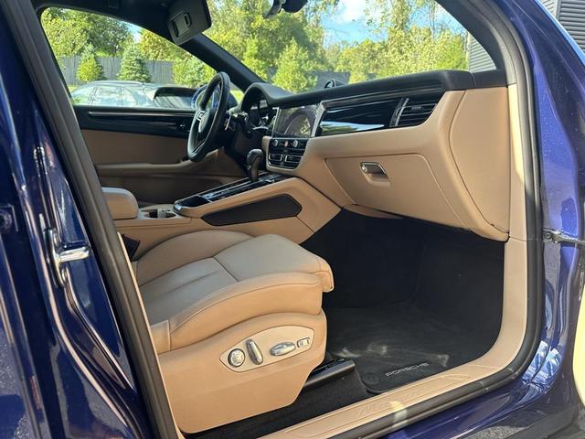 Photo of 2025 Gentian Blue Metallic Porsche Macan