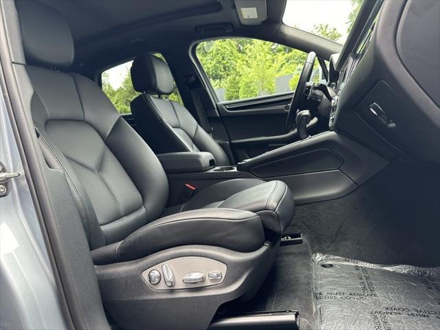 Photo of 2024 Dolomite Silver Metallic Porsche Macan