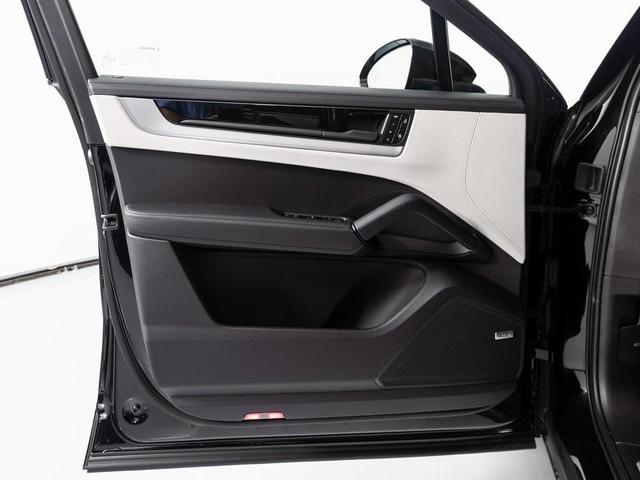 Photo of 2025 Chromite Black Metallic Porsche Cayenne