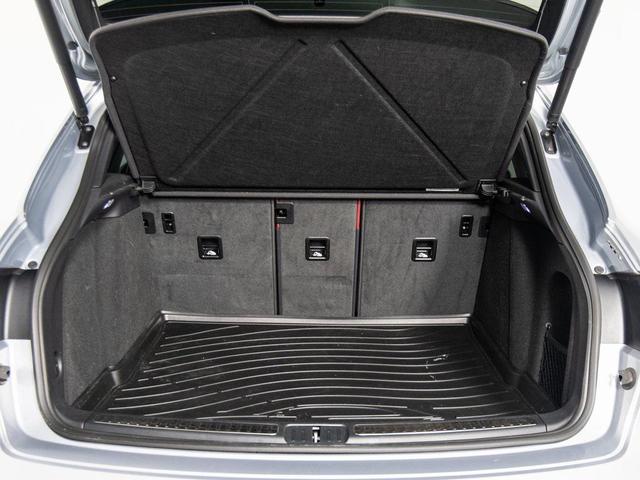 Photo of 2025 Dolomite Silver Metallic Porsche Macan