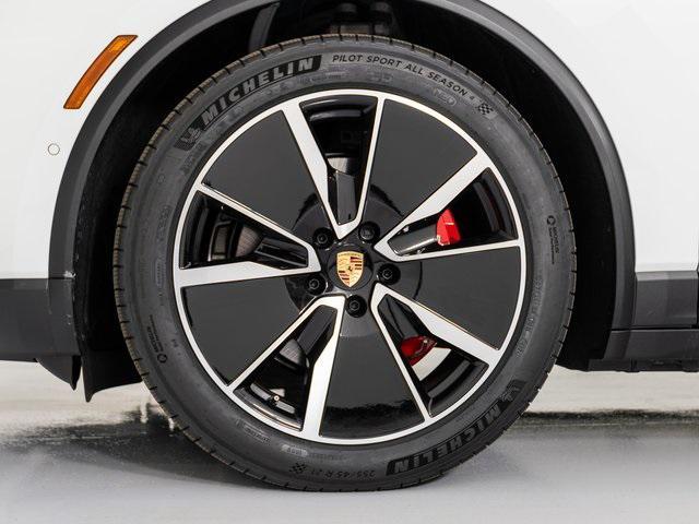 Photo of 2025 White Porsche Macan