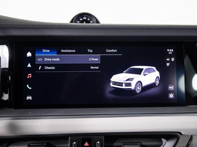 Photo of 2025 Carrara White Metallic Porsche Cayenne
